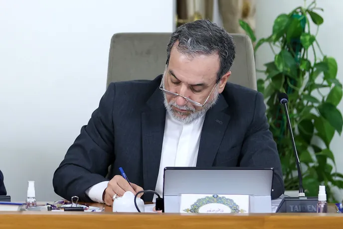 عراقچی: با نیروهای مسلح آماده، به دیپلماسی فرصت می‌دهیم