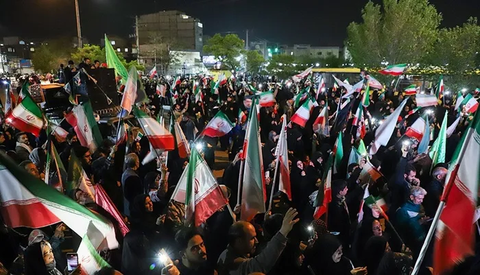 از صف کیلومتری با پرچم ایران تا حضور کادر درمان در اجتماعات شبانه مشهد
